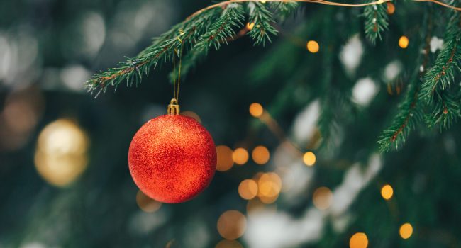 Weihnachtskugel am Tannenbaum