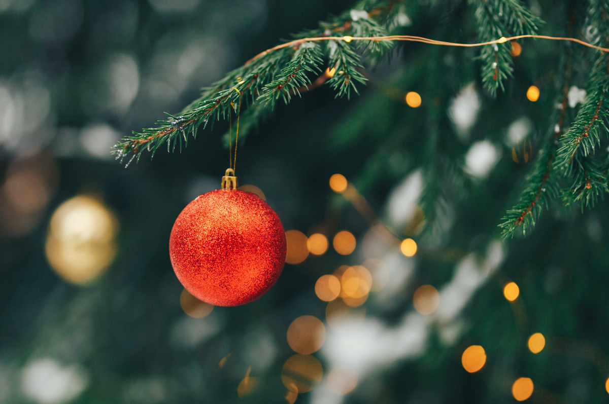 Weihnachtskugel am Tannenbaum